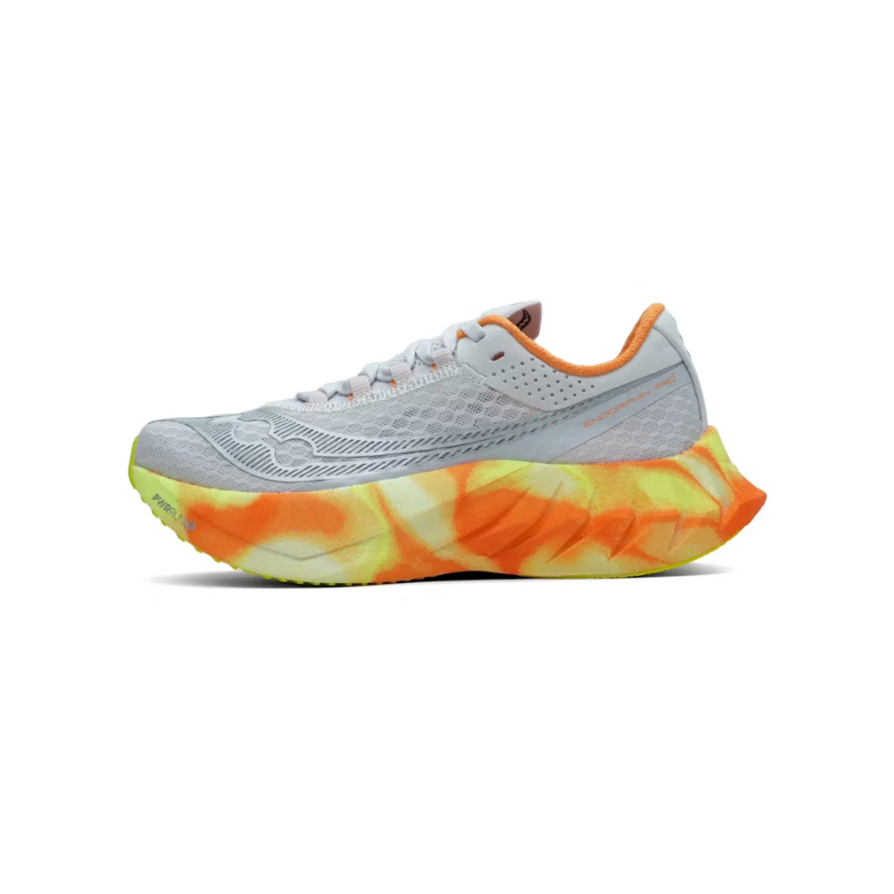 Op zoek naar een comfy wedstrijdschoen? Dit model van Saucony is geschikt voor afstanden tot en met de marathon. Onder de carbonplaat bevindt zich Saucony;s Onder de plaat bevindt zich Saucony's PWRRUN PB-foam. Dit foam is ultralicht en zorgt voor een maximale energieteruggave bij elke stap.