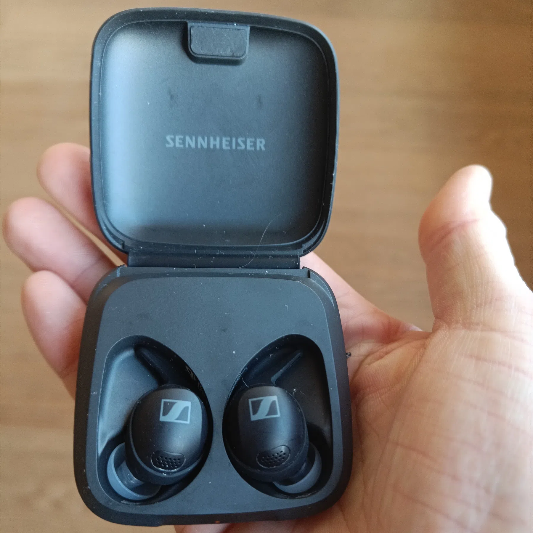 De Sennheiser momentum sport in de oplaadcase