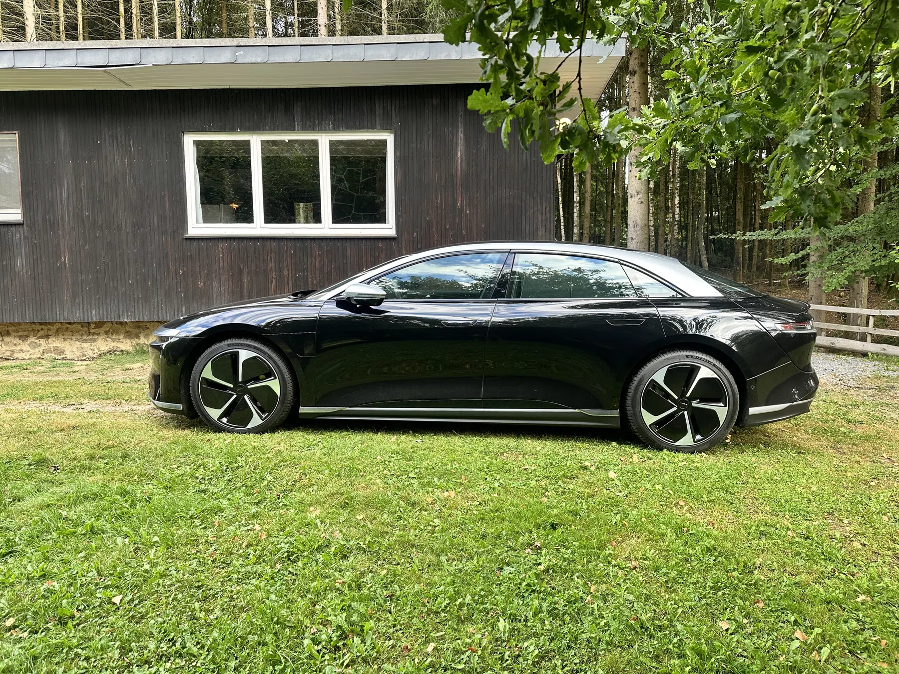 Zijprofiel van de Lucid Air Grand Touring