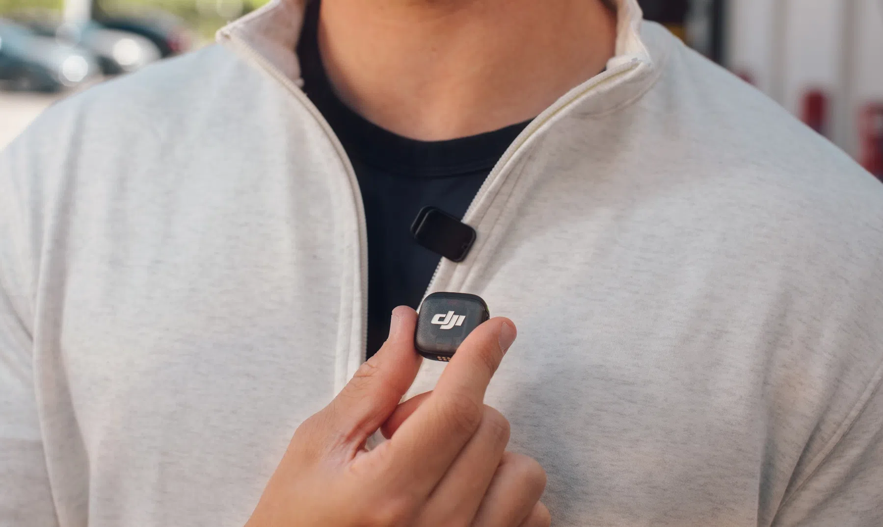 Draadloze DJI Mic 3 wordt met magneet aan kleding geklikt.