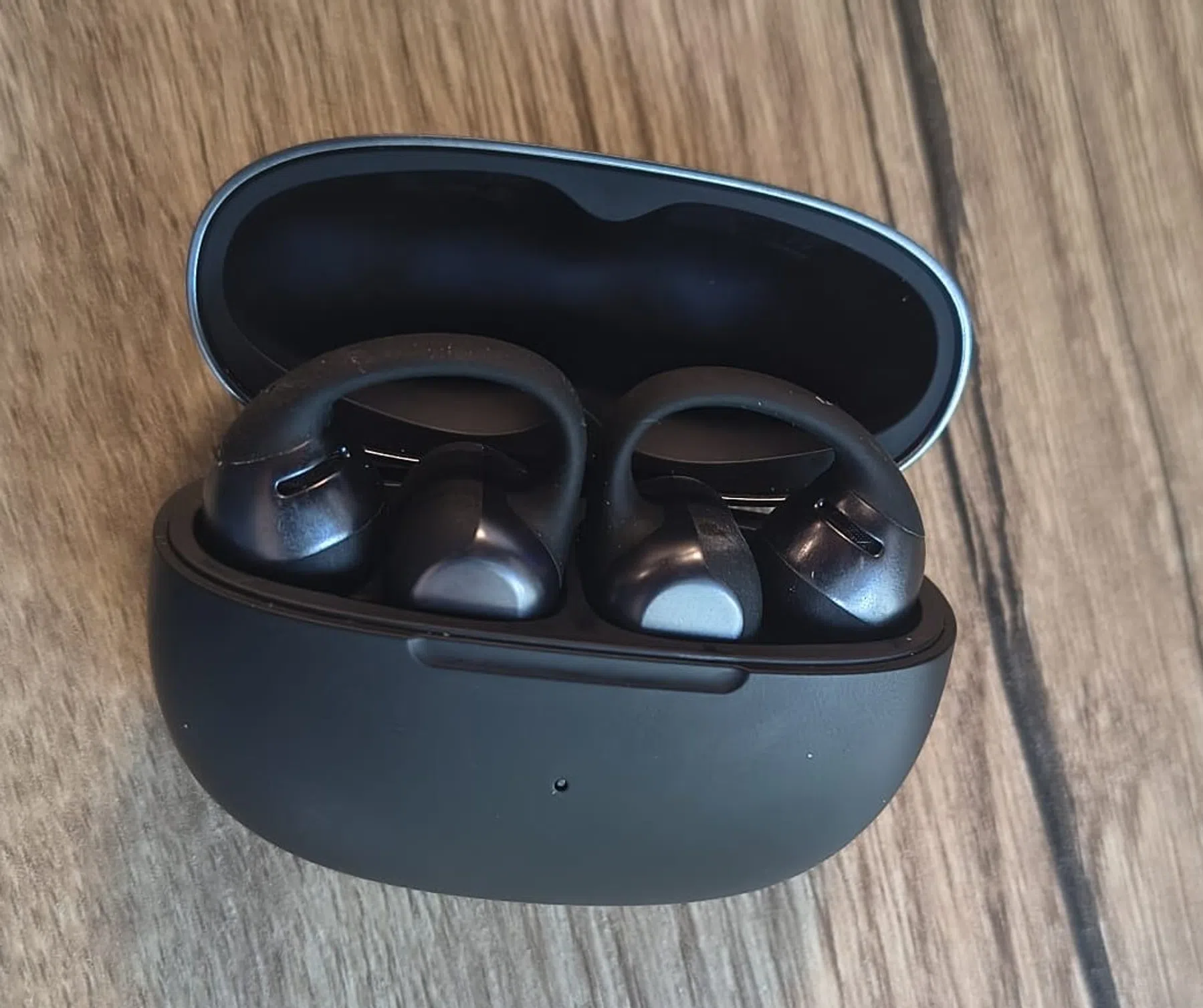 De accu gaat 10 uur mee, de case is goed voor 40 uur luisterplezier