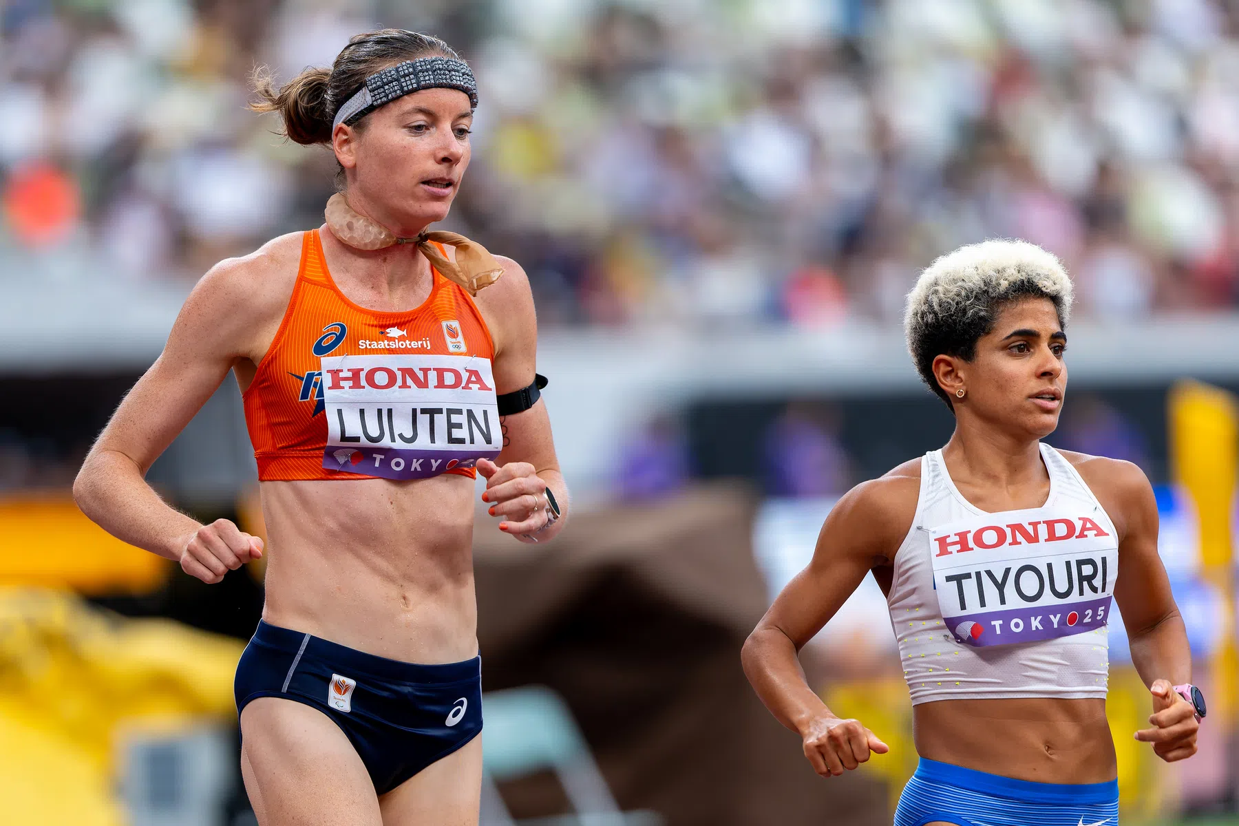 Anne Luijten met een panty vol ijsblokjes om haar nek