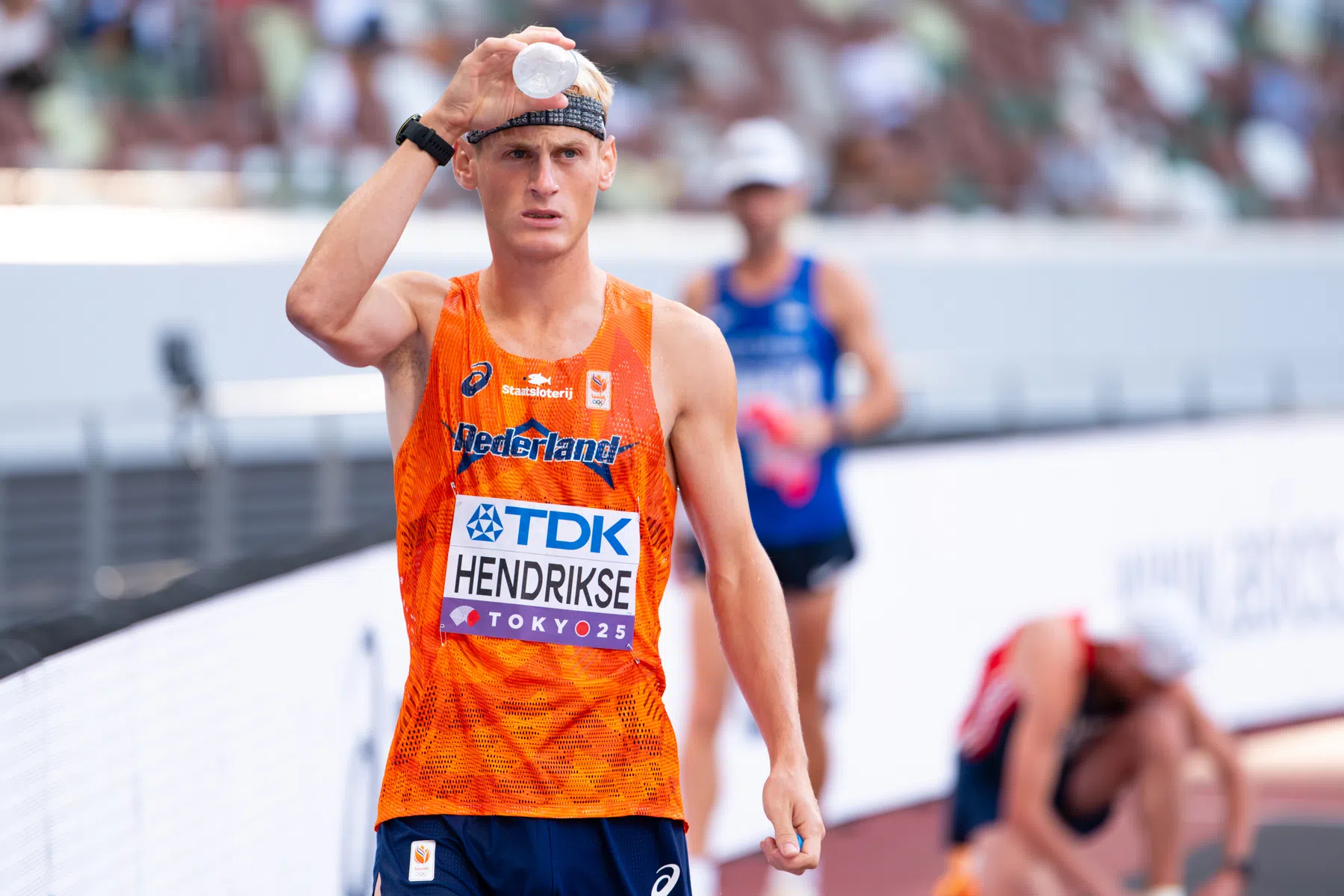 Tom Hendrikse giet ijskoud water over zijn hoofdband