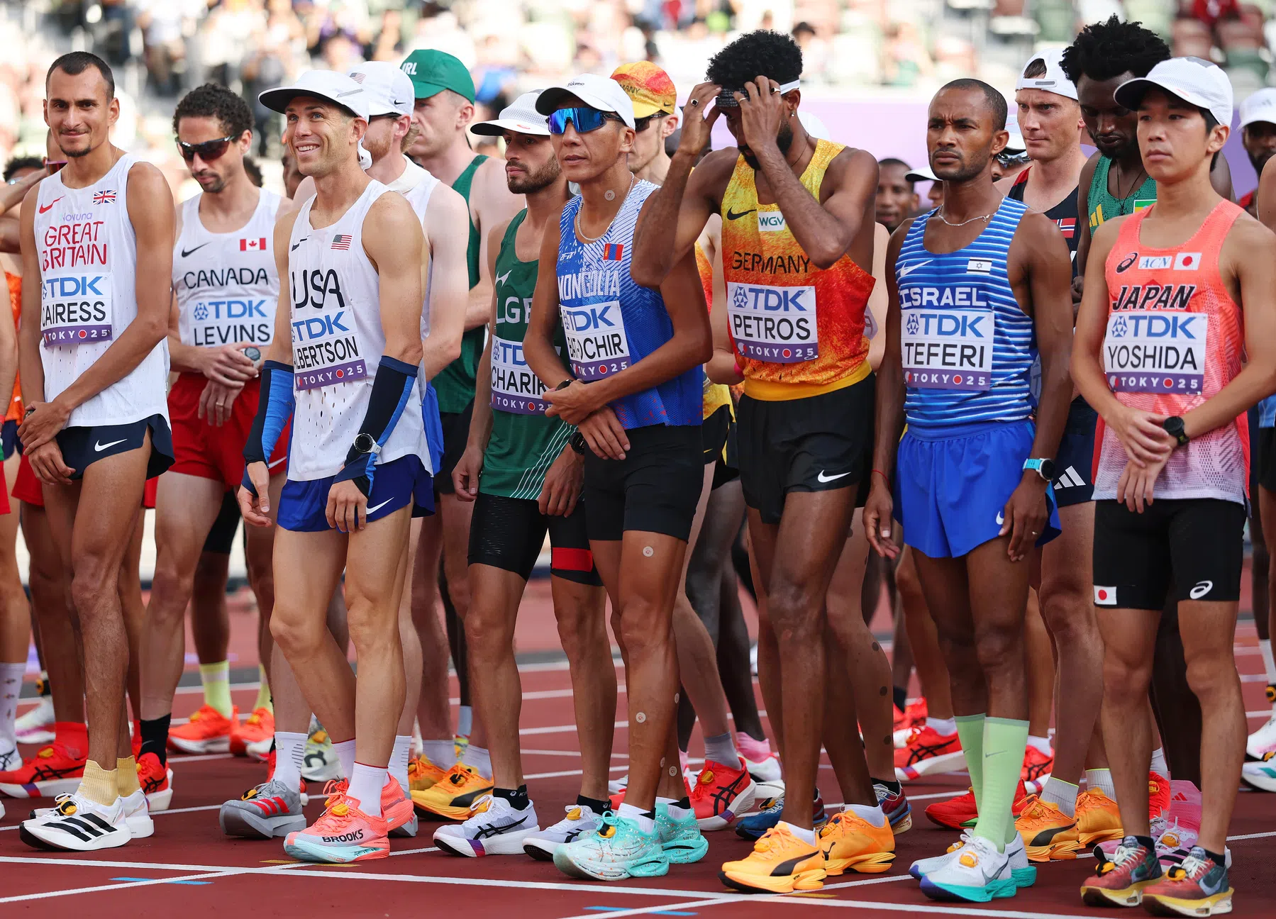 De Amerikaan CJ Albertslon met zijn blauwe armstukken
