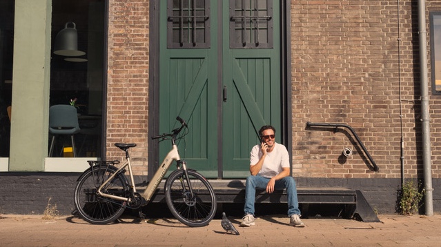 E-bike tegen een stedelijke achtergrond.