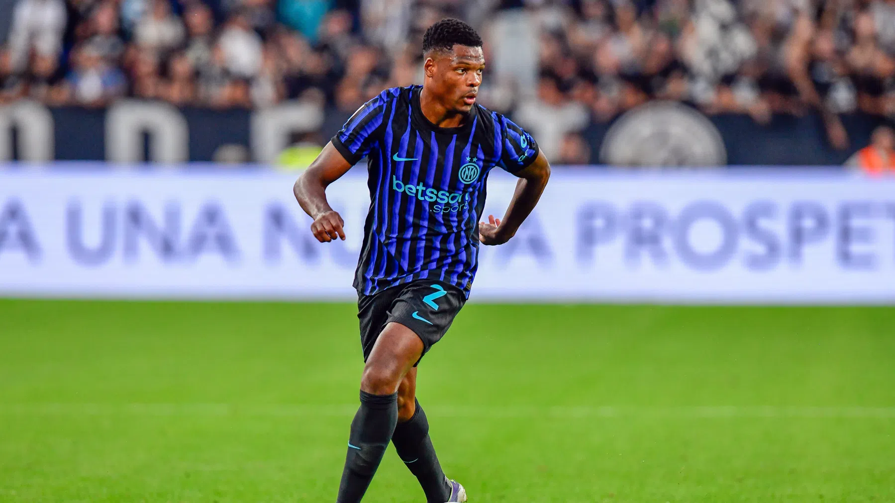 Dumfries in actie voor Inter tegen Juventus