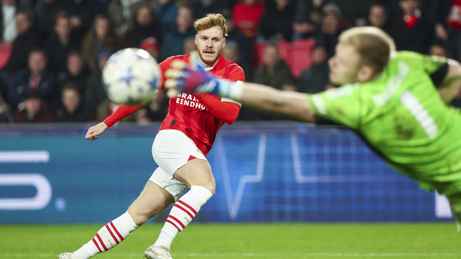 Vertessen scoort voor PSV tegen Arsenal