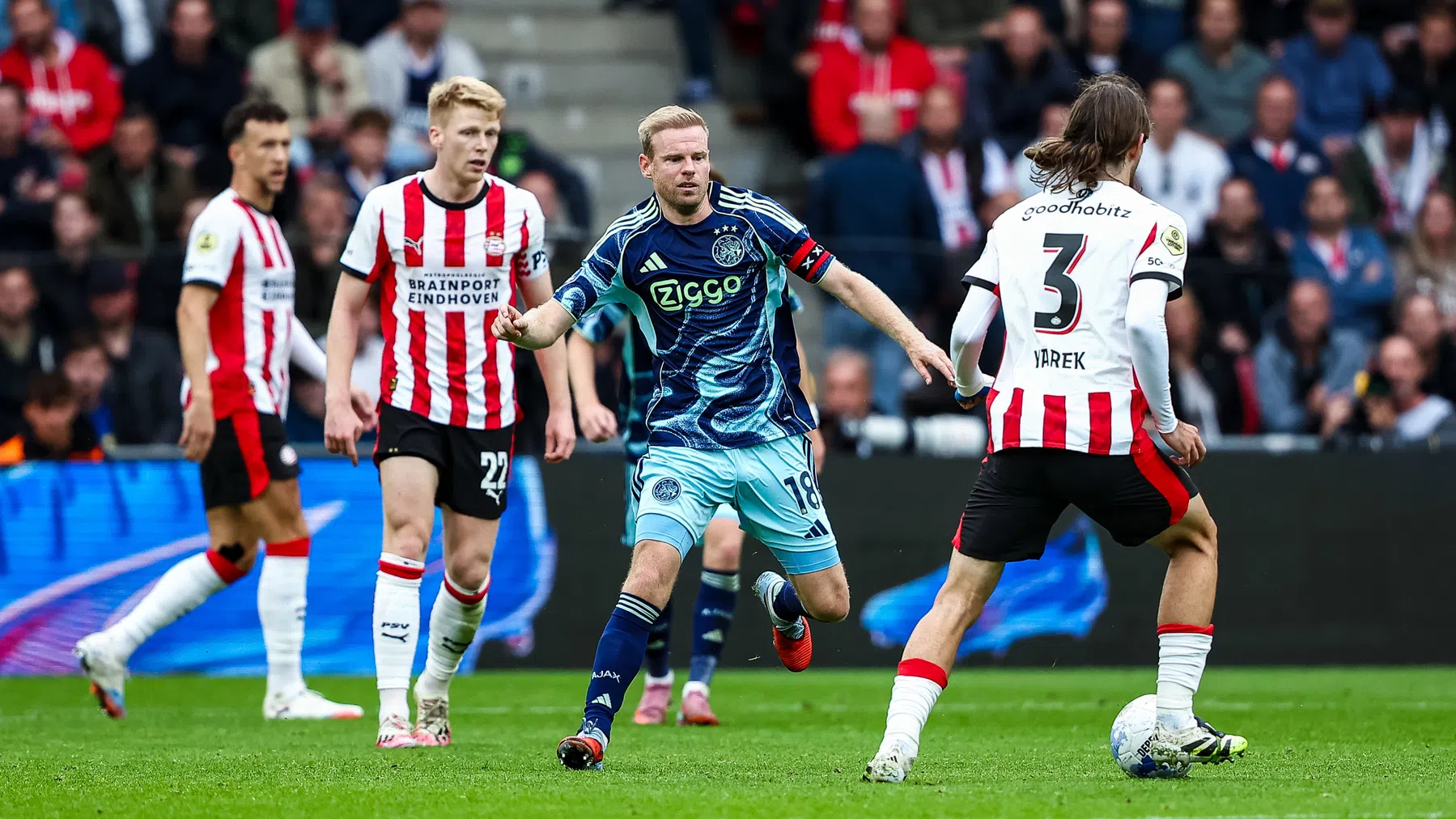 Davy Klaassen in actie tijdens PSV - Ajax
