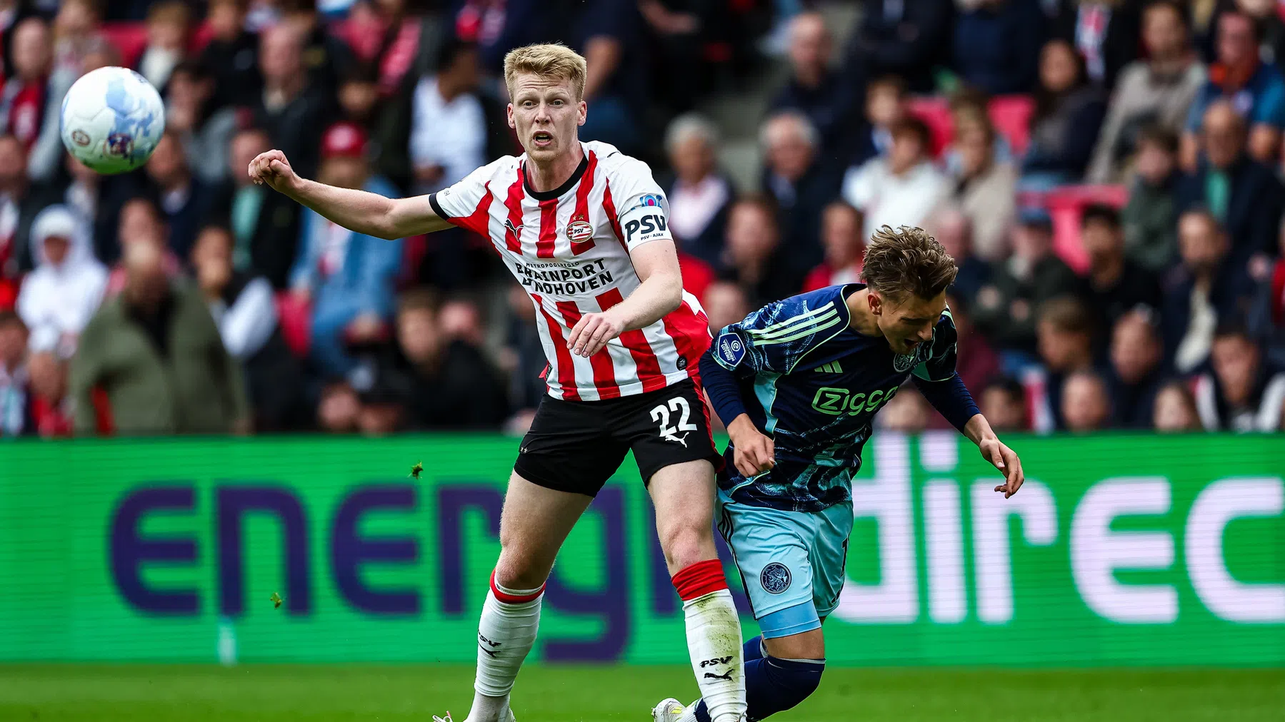 Jerdy Schouten in duel met Mika Godts tijdens PSV-Ajax