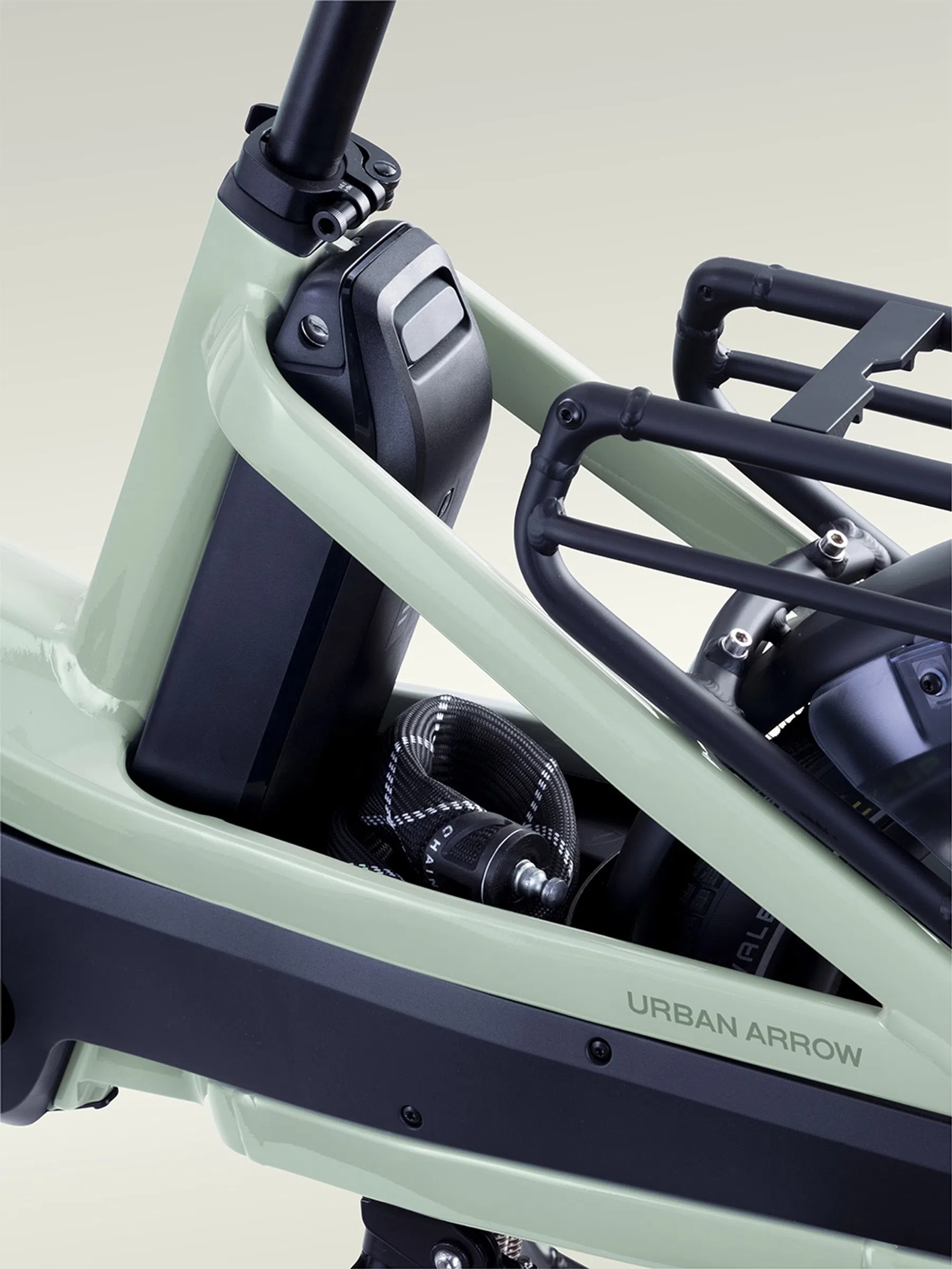 Het kettingslot heeft een eigen plekje, achter de batterij.