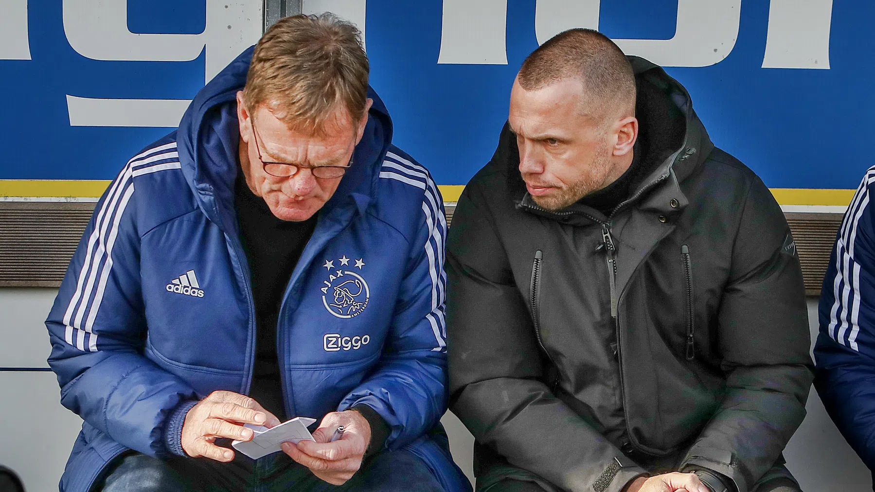 Dwight Lodeweges en John Heitinga op de bank bij Cambuur - Ajax (2023)