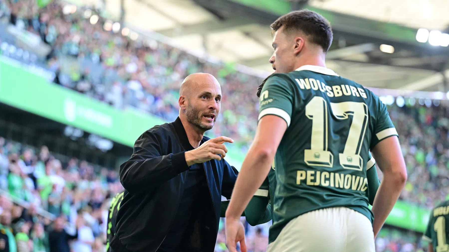 Paul Simonis druk coachend bij Wolfsburg