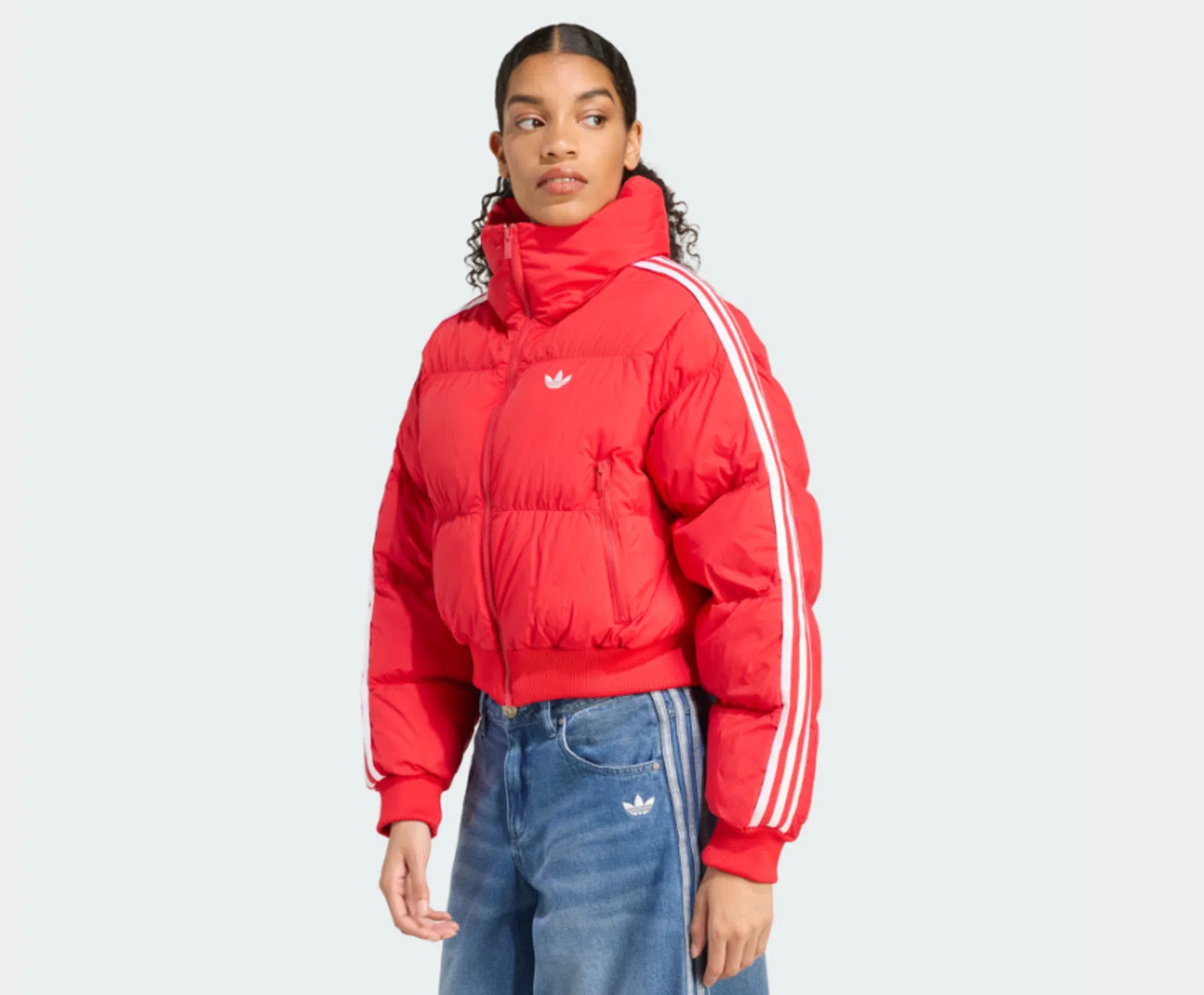 Deze rode adidas pufferjacket past perfect bij de rode bodywarmer uit de huisdierencollectie.