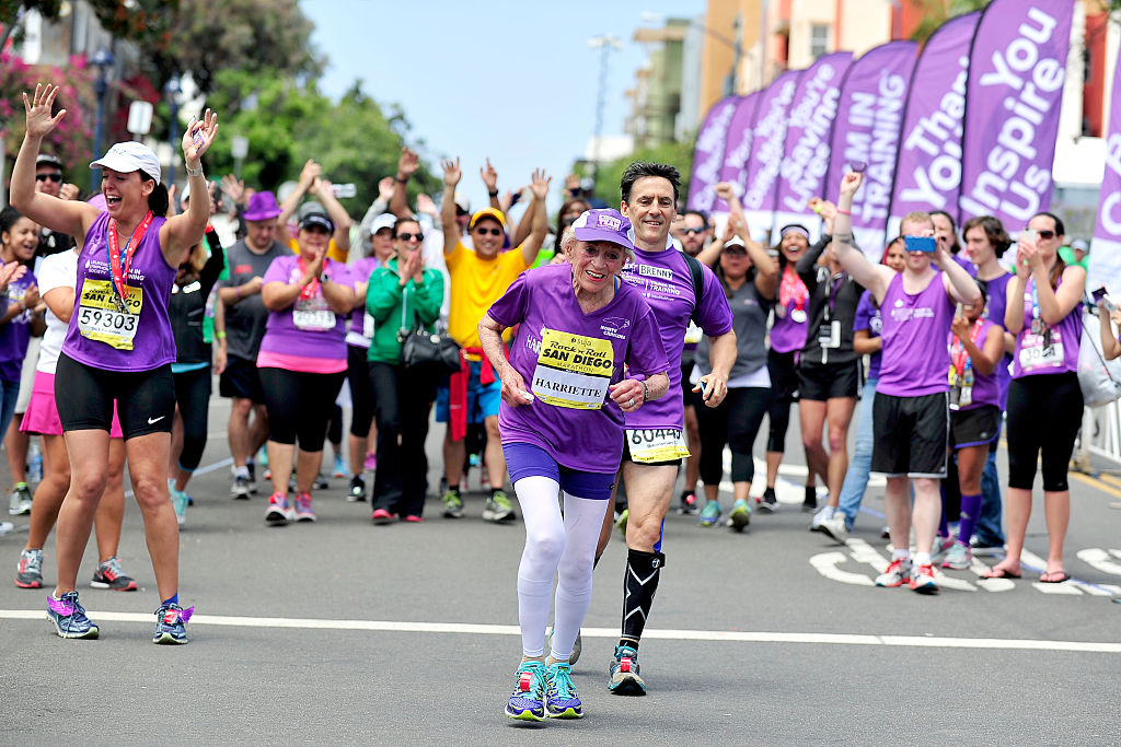 Harriette Thompson finisht als oudste vrouw een marathon