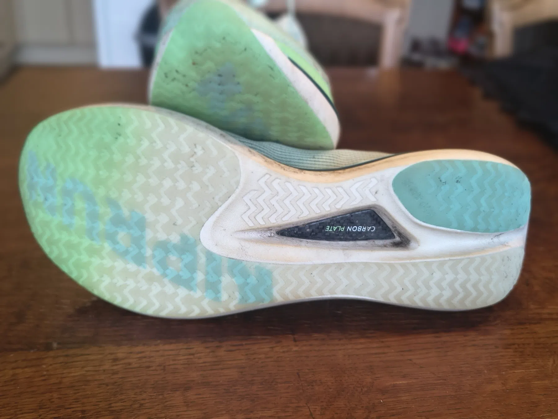 Ondanks dat er niet bijzonder veel profiel onder zit, biedt de schoen voldoende grip