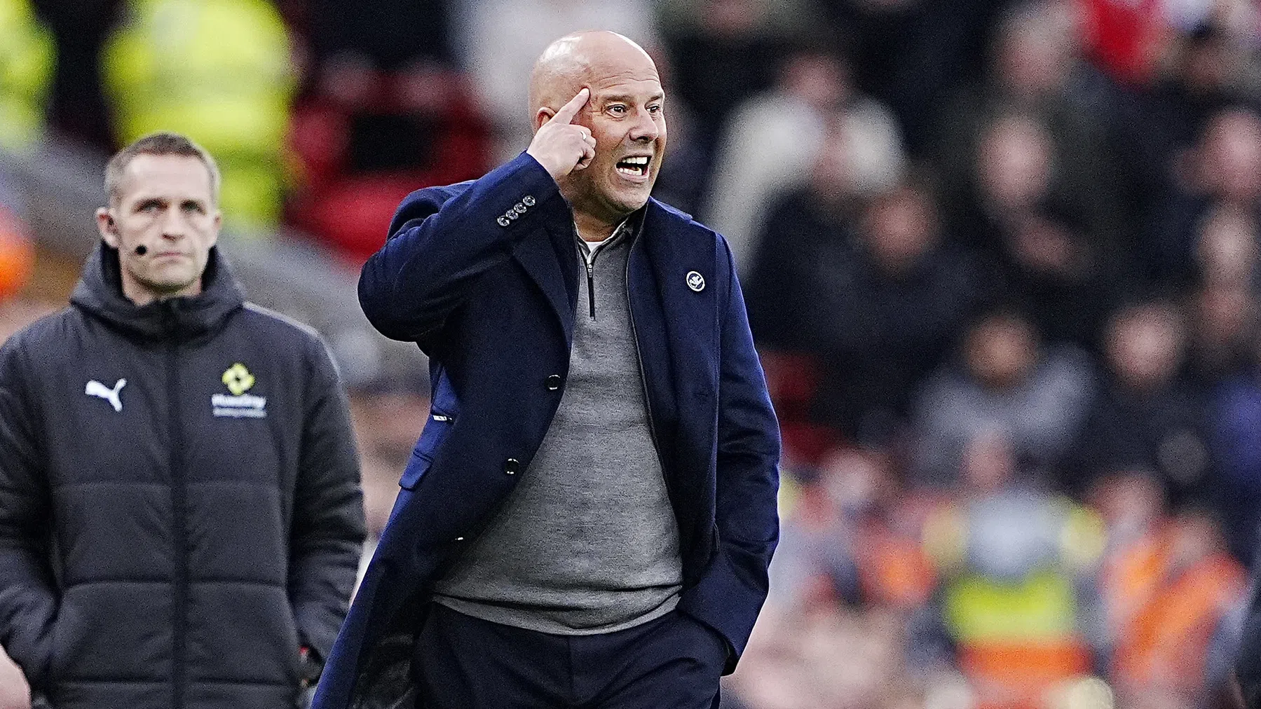 Arne Slot tijdens het duel met Manchester United