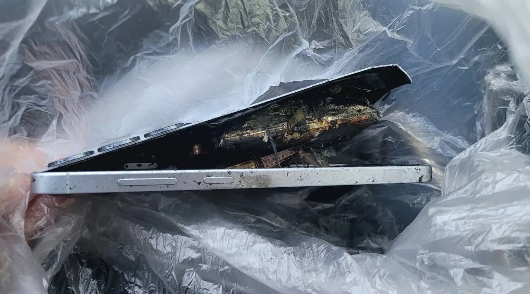 De resten van een vlam gevatte Galaxy S25+.