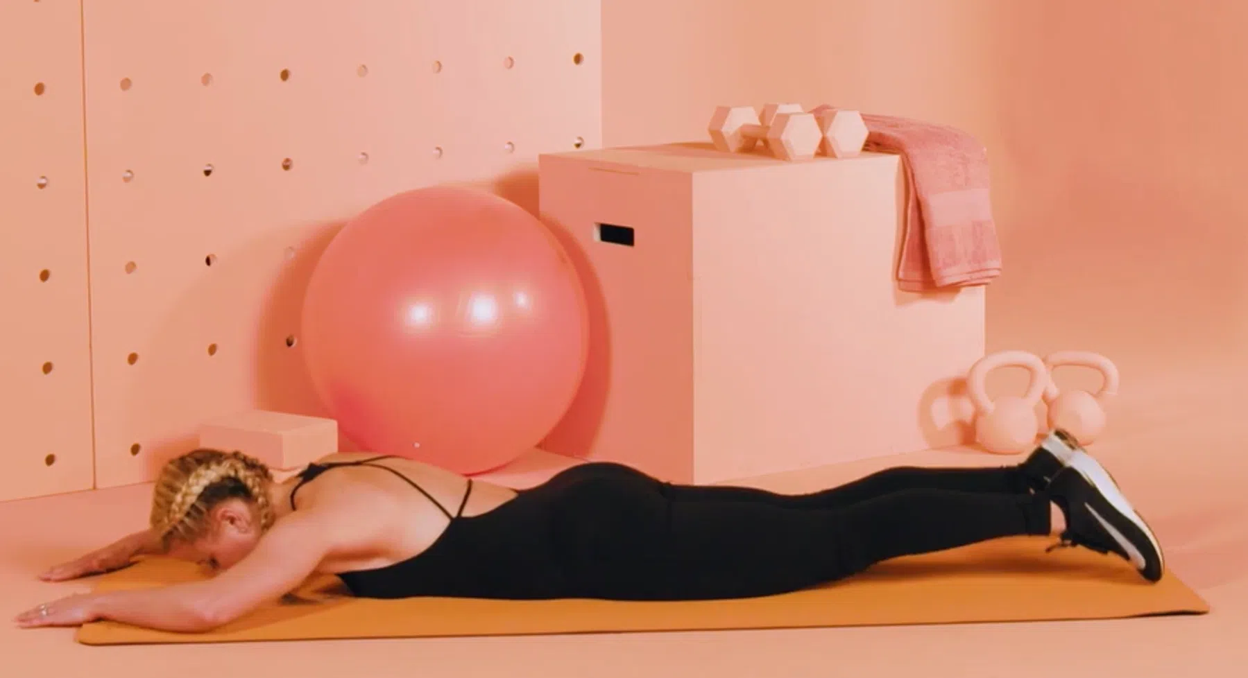 De beginhouding van de superman-pose is op je buik met armen en benen gestrekt