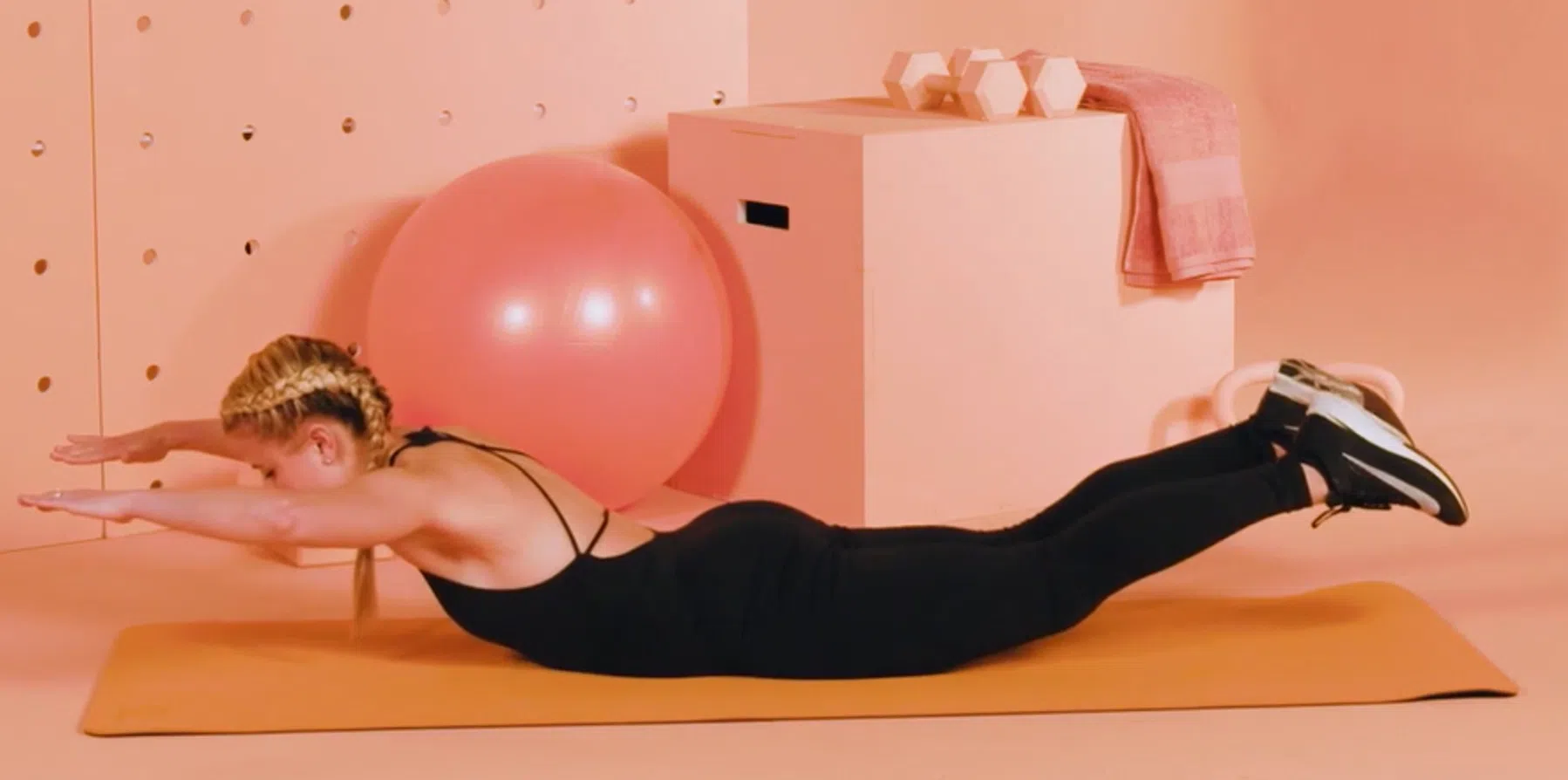 De tweede houding van de superman-pose is op je buik met armen en benen opgetild