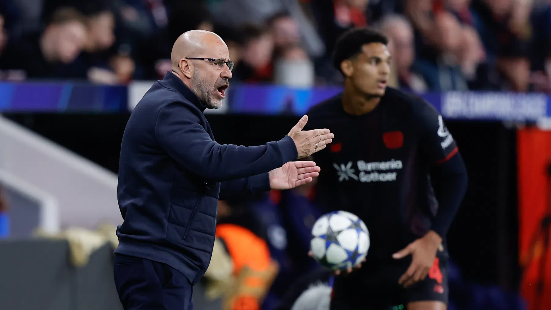 Peter Bosz tijdens het duel met Leverkusen