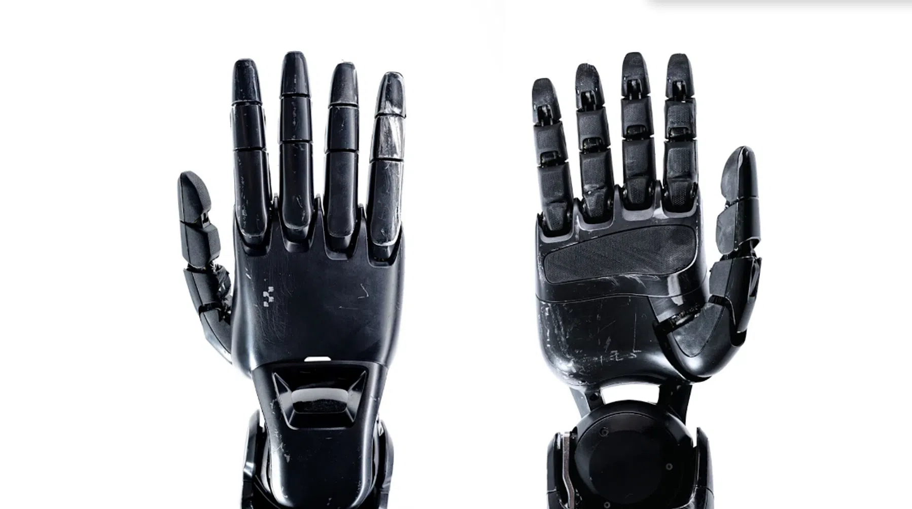 twee gehavende robothanden met zichtbare krassen