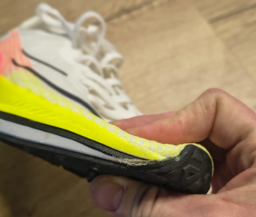 Na twee duurloopjes begint de zool al los te laten