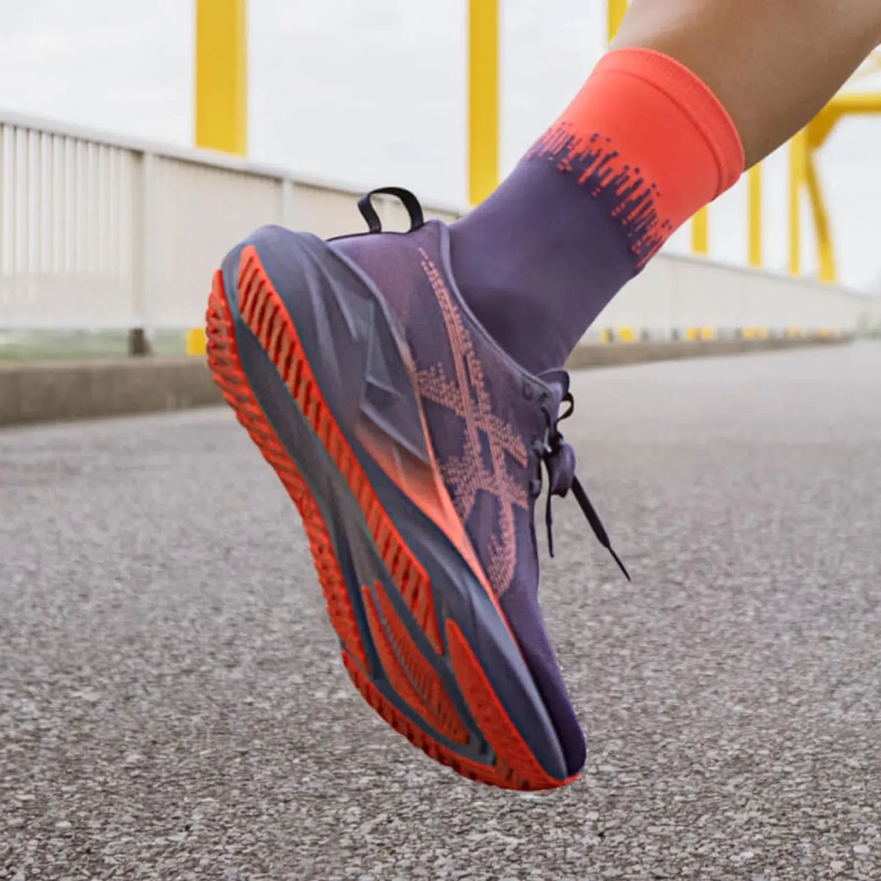 Een hardloopschoen van Asics