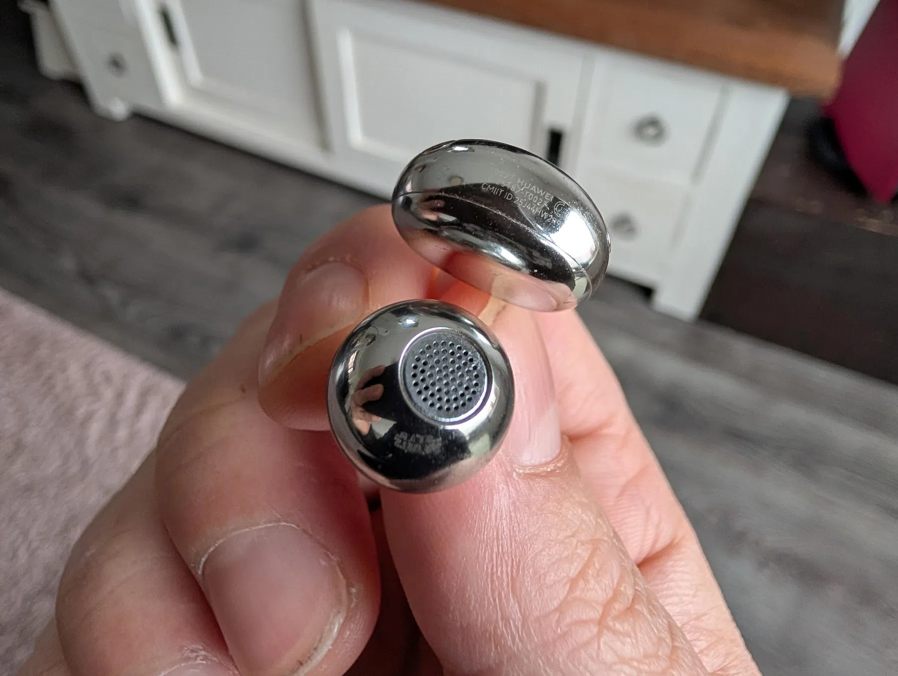 Het speakertje zie je onderop.