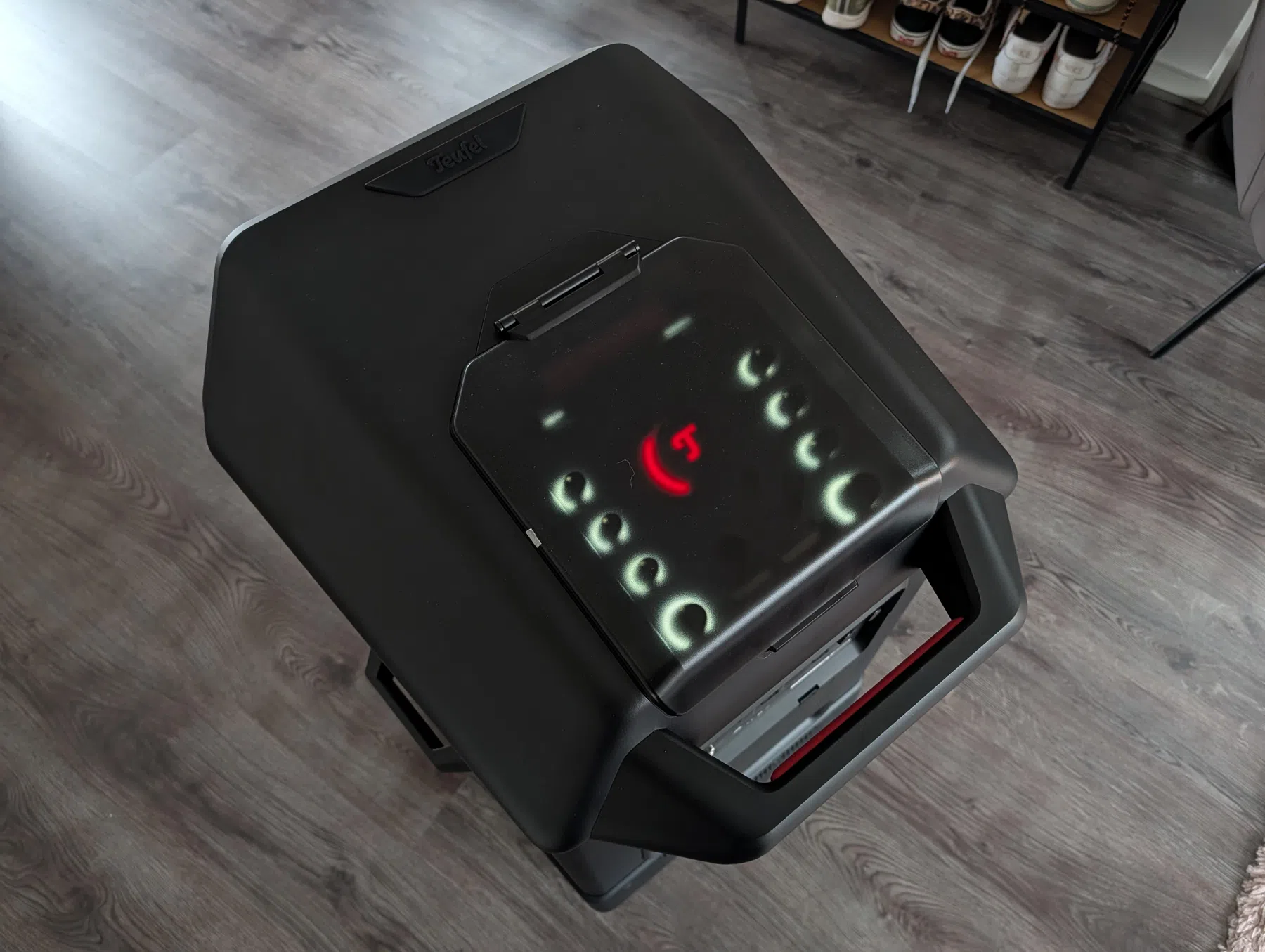 De bovenkant met het klepje erop.