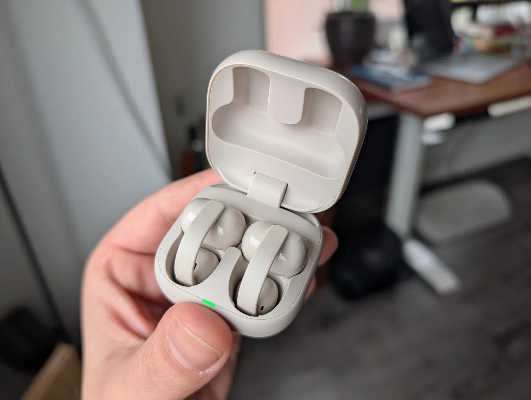 Sony LinkBuds Clip in de oplaadcase.