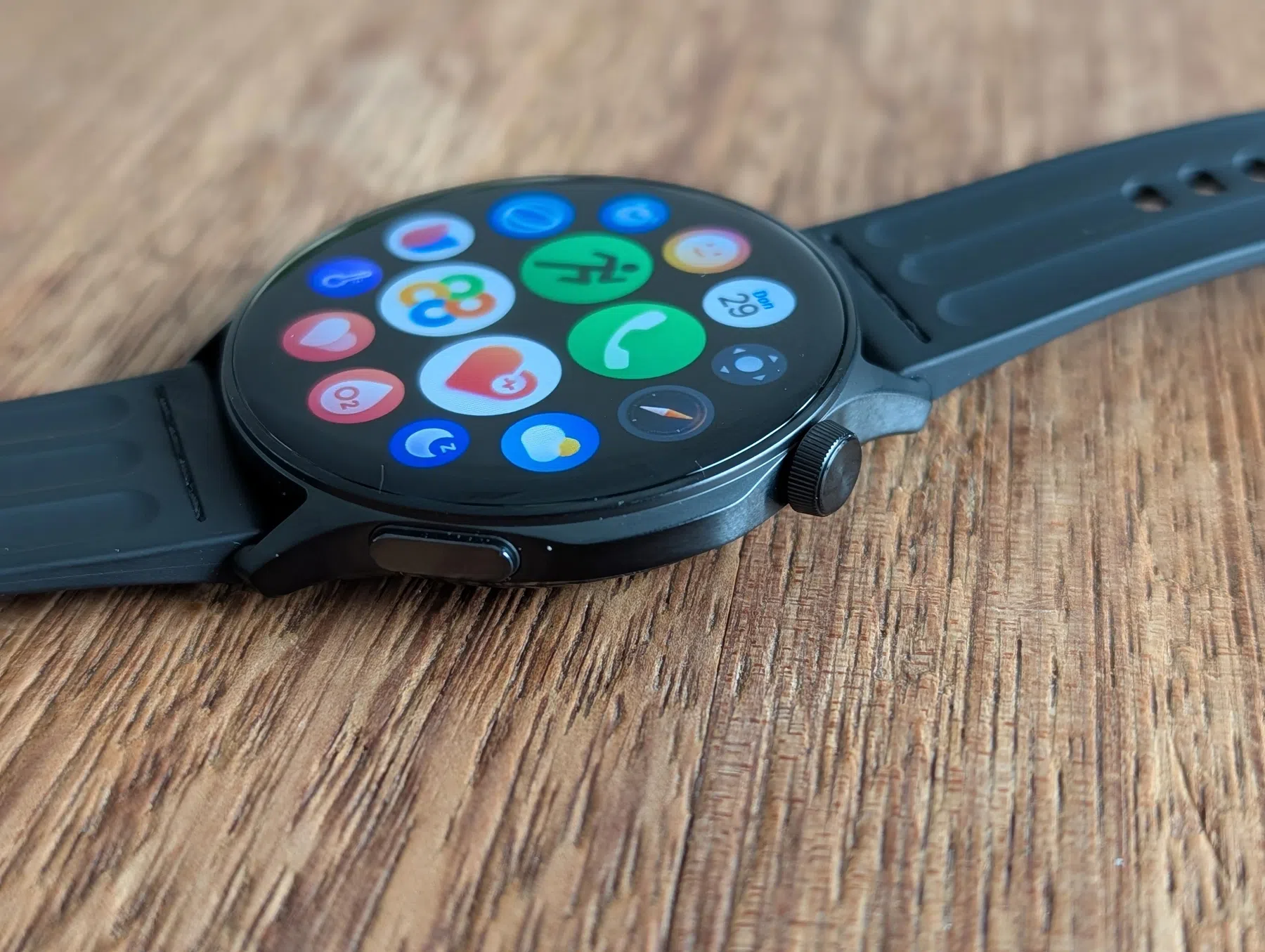 De kroon en zijknop op de OnePlus Watch Lite.