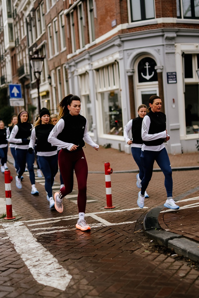 Runner's World begeleidt de lopers door Amsterdam tijdens de Adidas Supernova Comfort Run