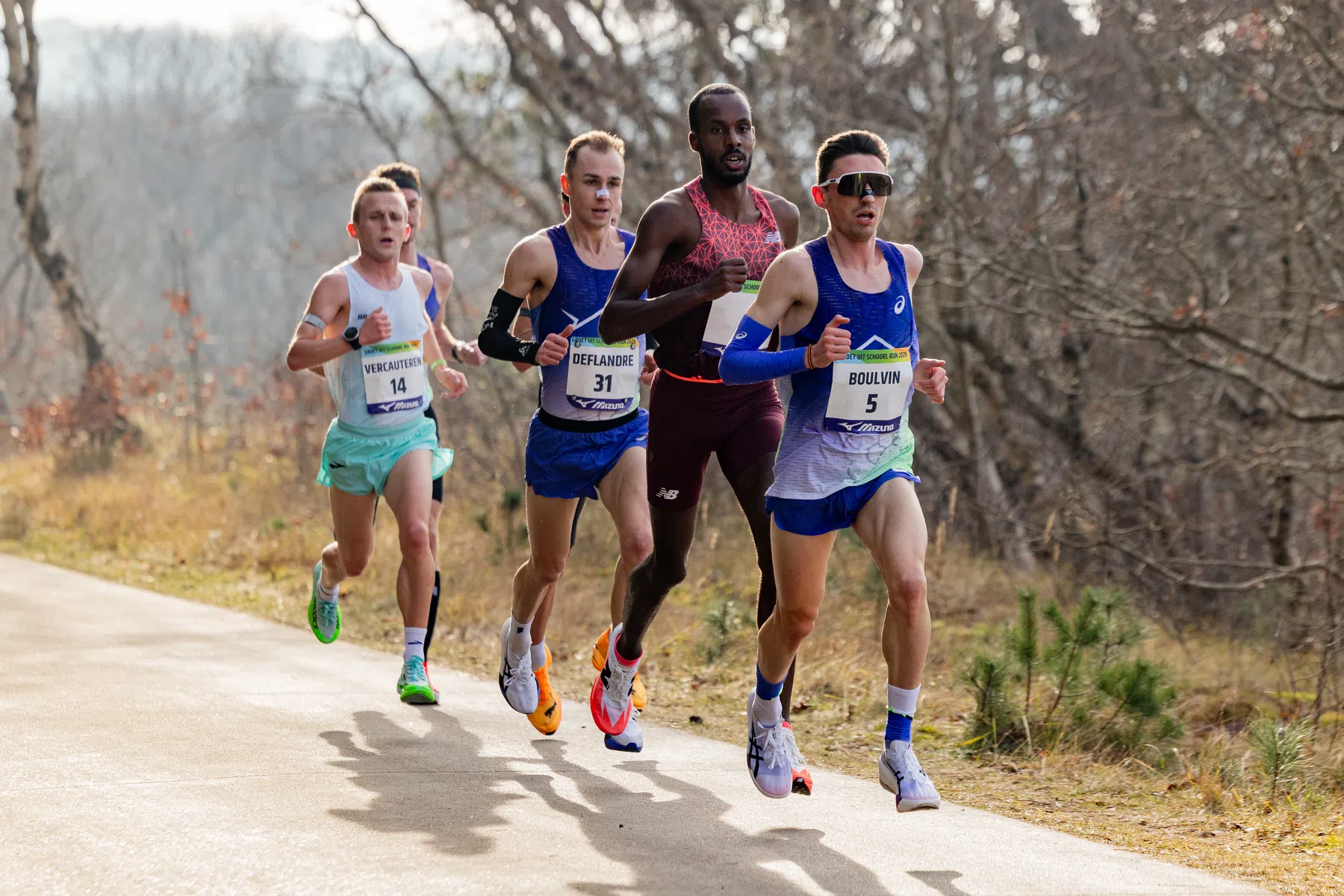 Mahadi Abdi Ali (tweede van rechts) finishte knap als snelste Nederlander op de derde plek