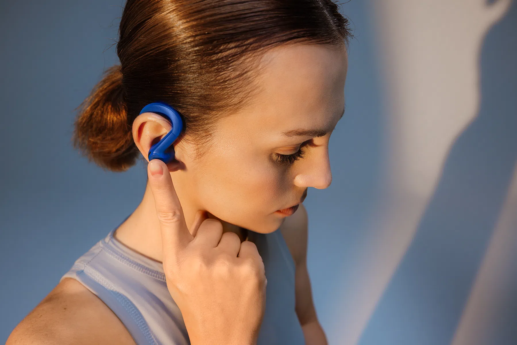 De oortjes gaan om je oor heen en in je gehoorgang