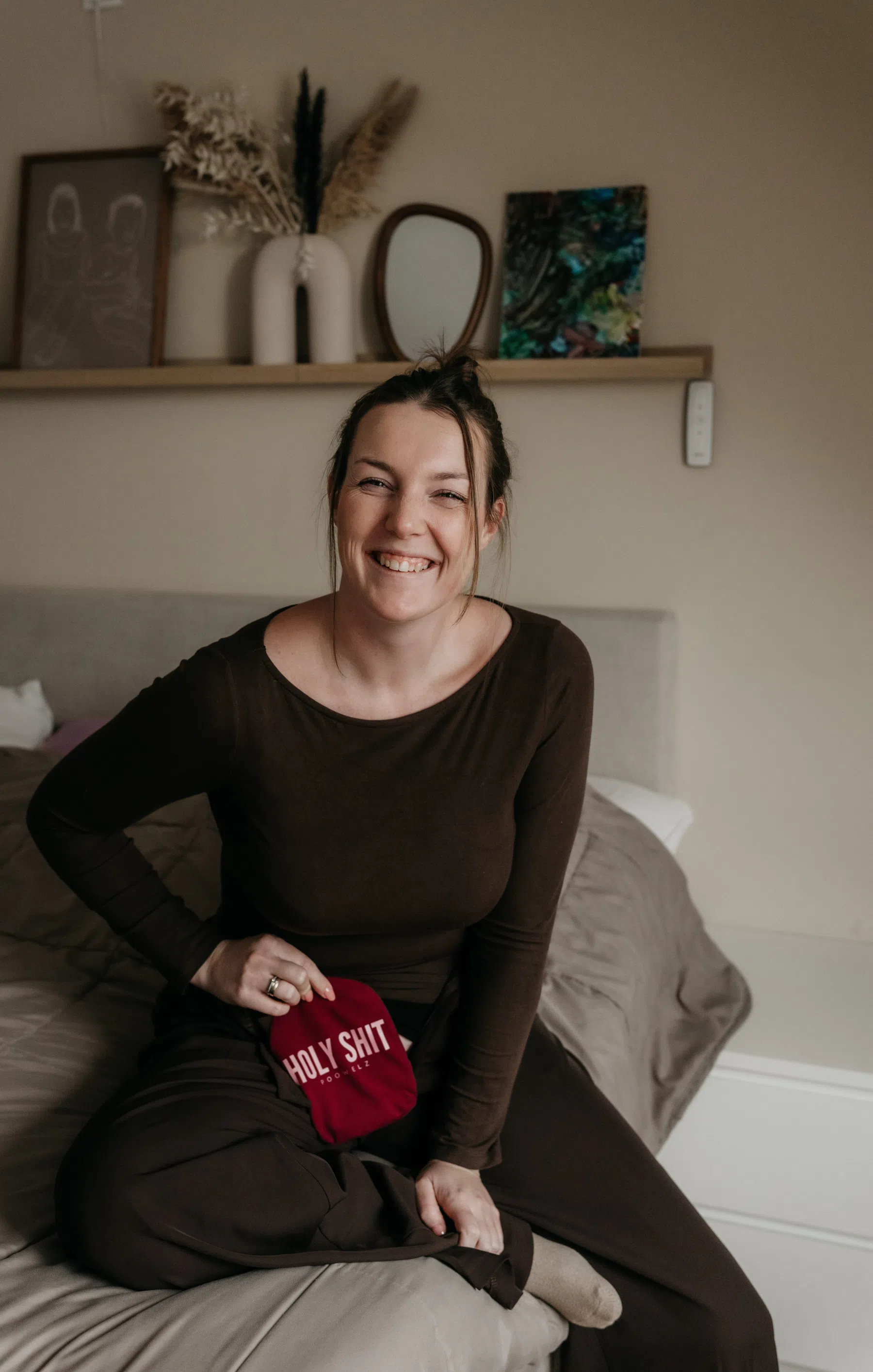 Tess met haar stoma, met de tekst 'holy shit'