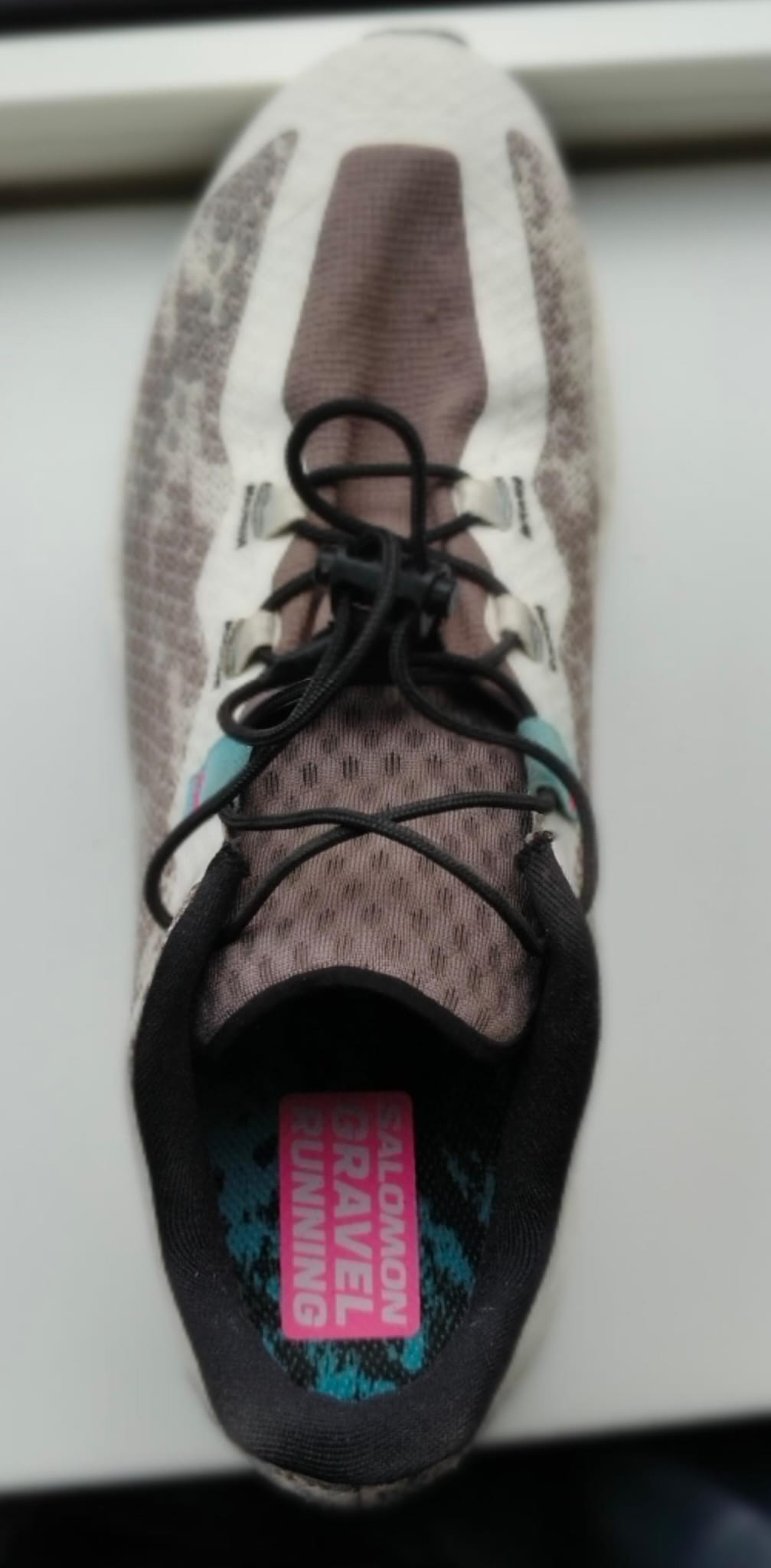 De schoen is redelijk breed aan de achterkant, maar sluit voorin behoorlijk nauw aan