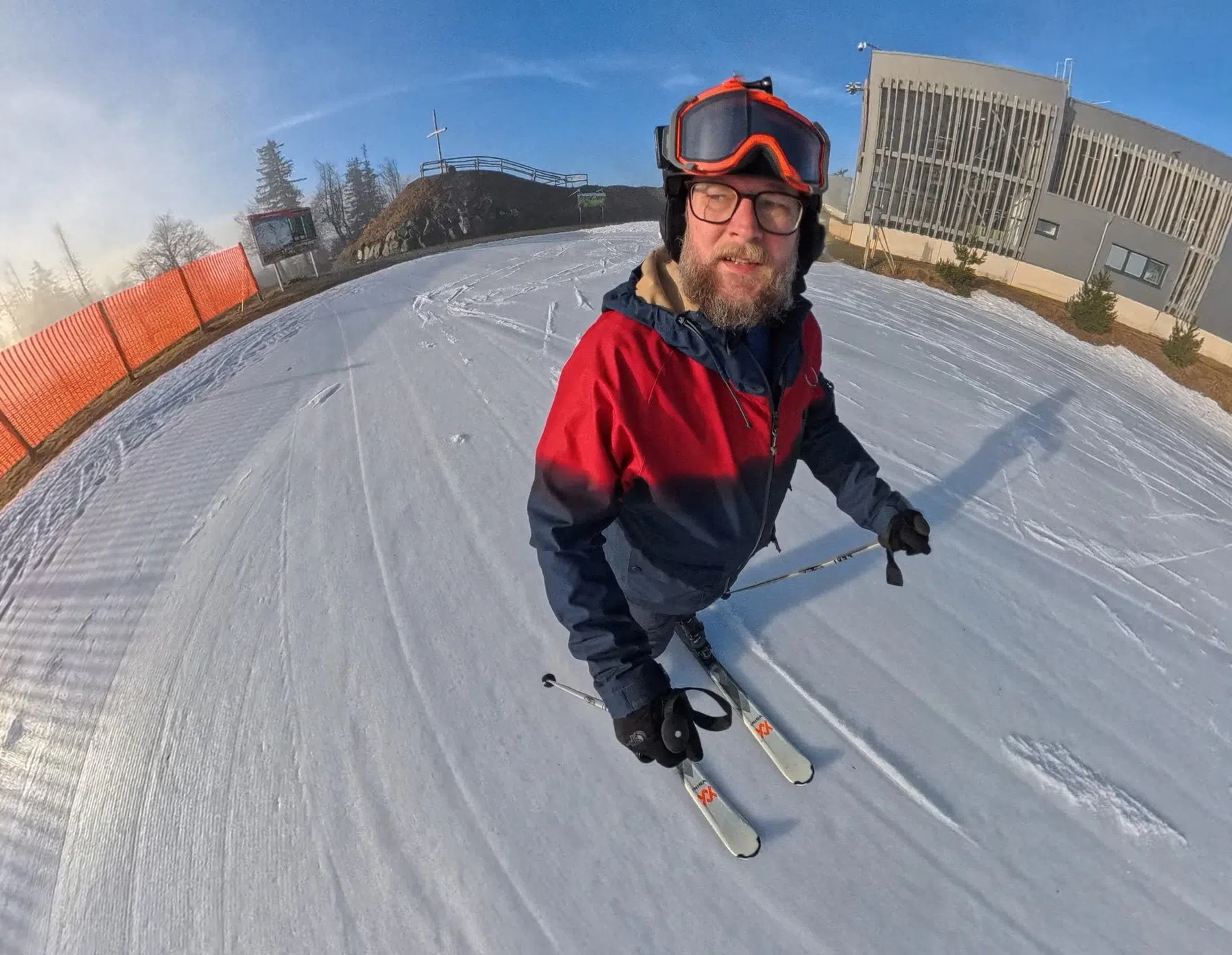 Het pinguin effect van een 360 graden camera op je helm gemonteerd.