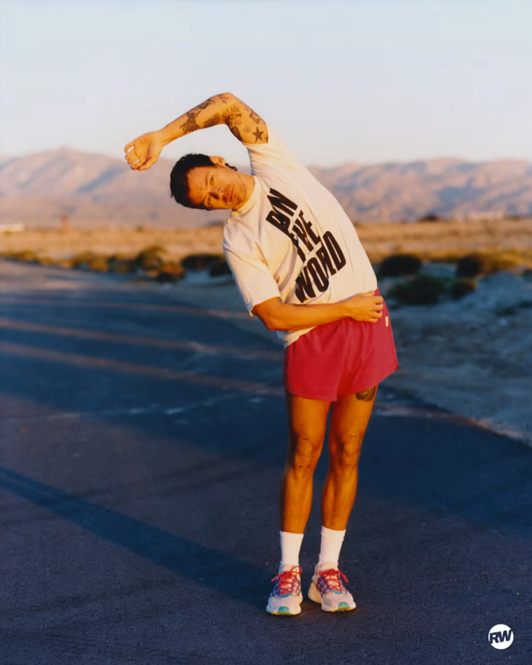 T-shirt en Adidas schoenen: vintage. Broek: Pleasing. Sokken: Calzedonia.