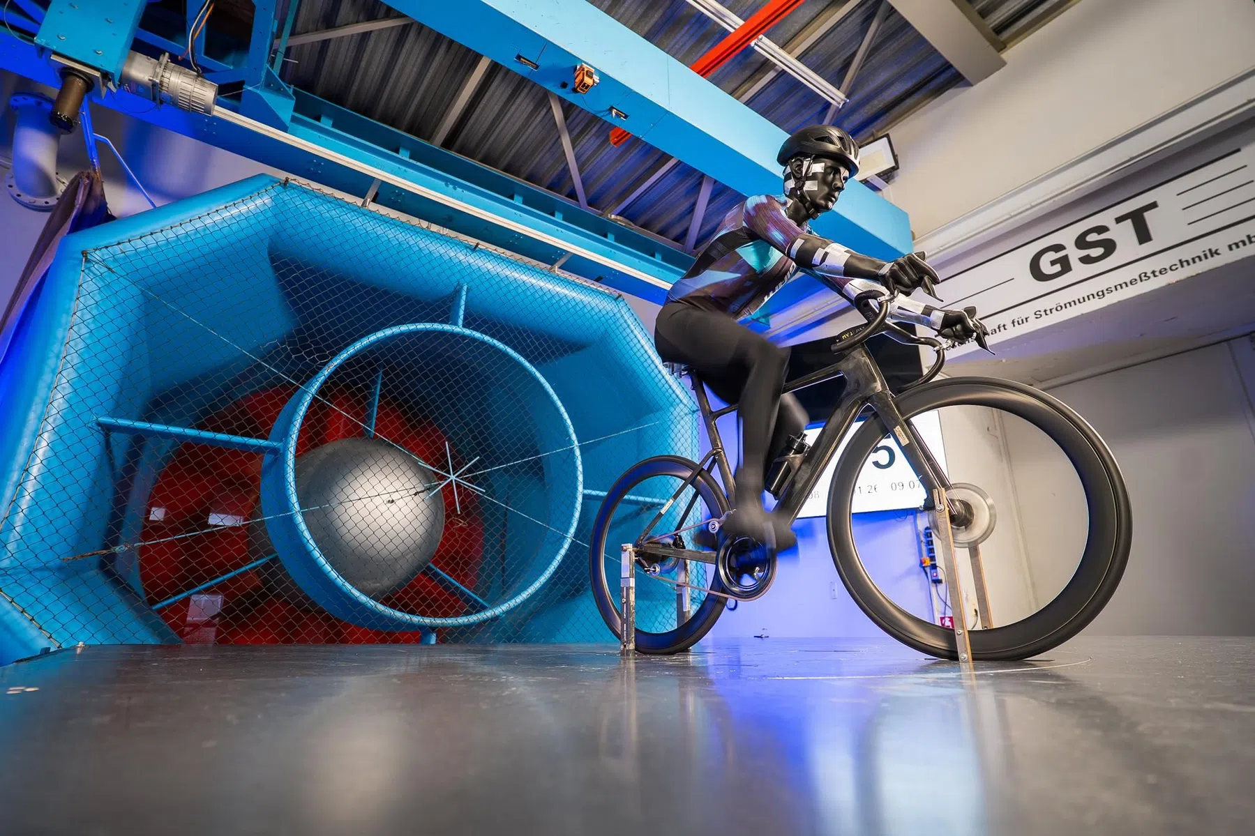 De nieuwe mannequin met bewegende benen is 3D-geprint voor een realistische analyse van de aerodynamica van rijder en fiets.