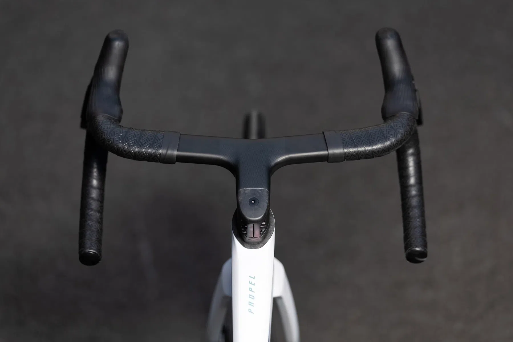 Eendelig stuur/stuurpen met aero-vormgeving, interne kabelrouting en stabiele aeropositie.