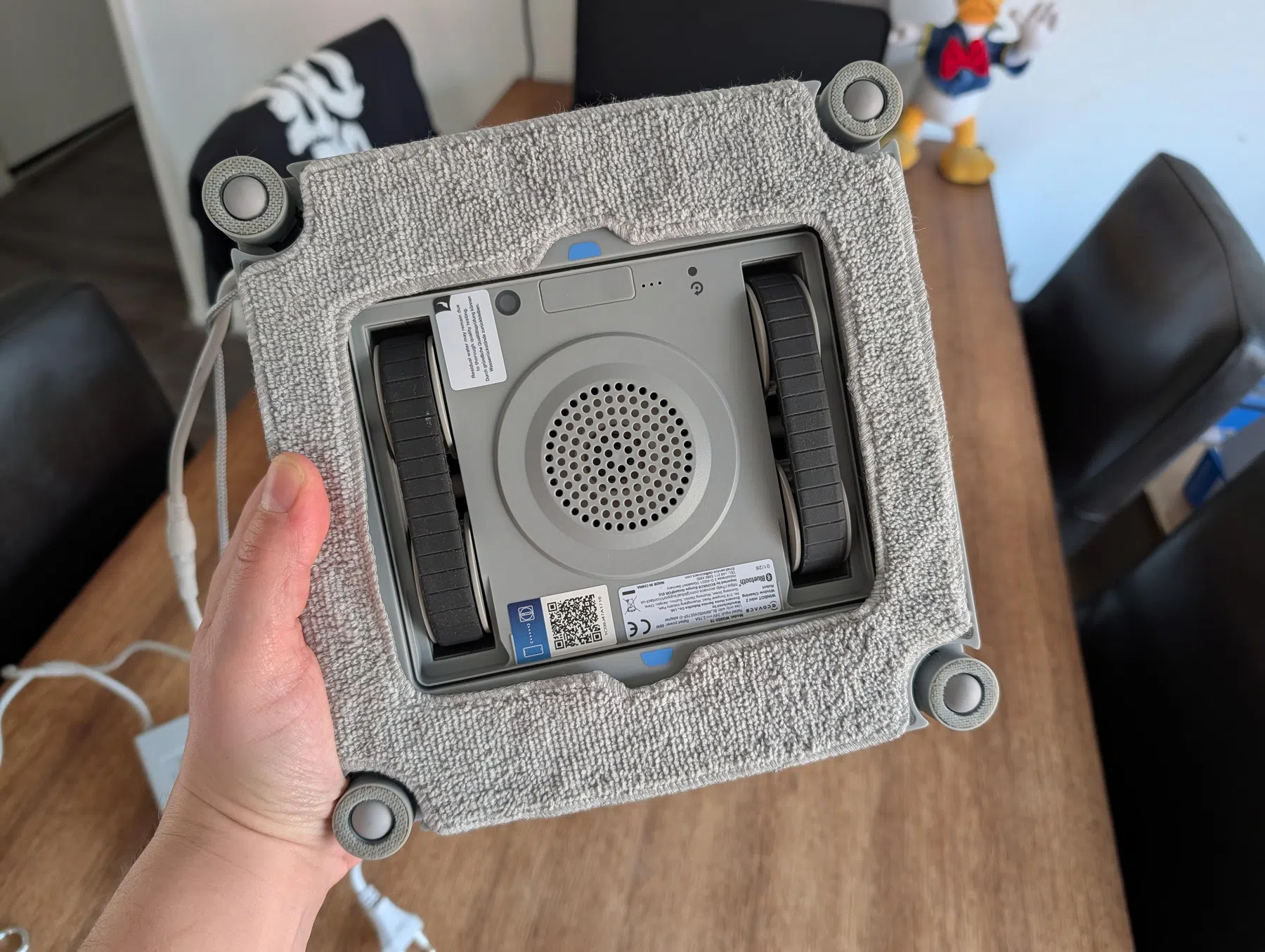 De onderkant van de Ecovacs Winbot Mini 2.