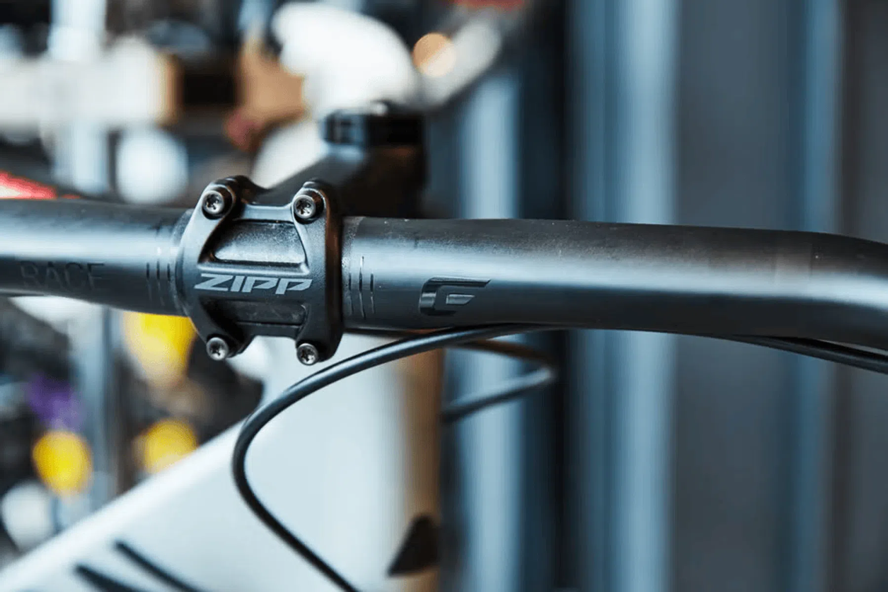 Als je een aluminium stuur hebt, geldt in principe: geen vet