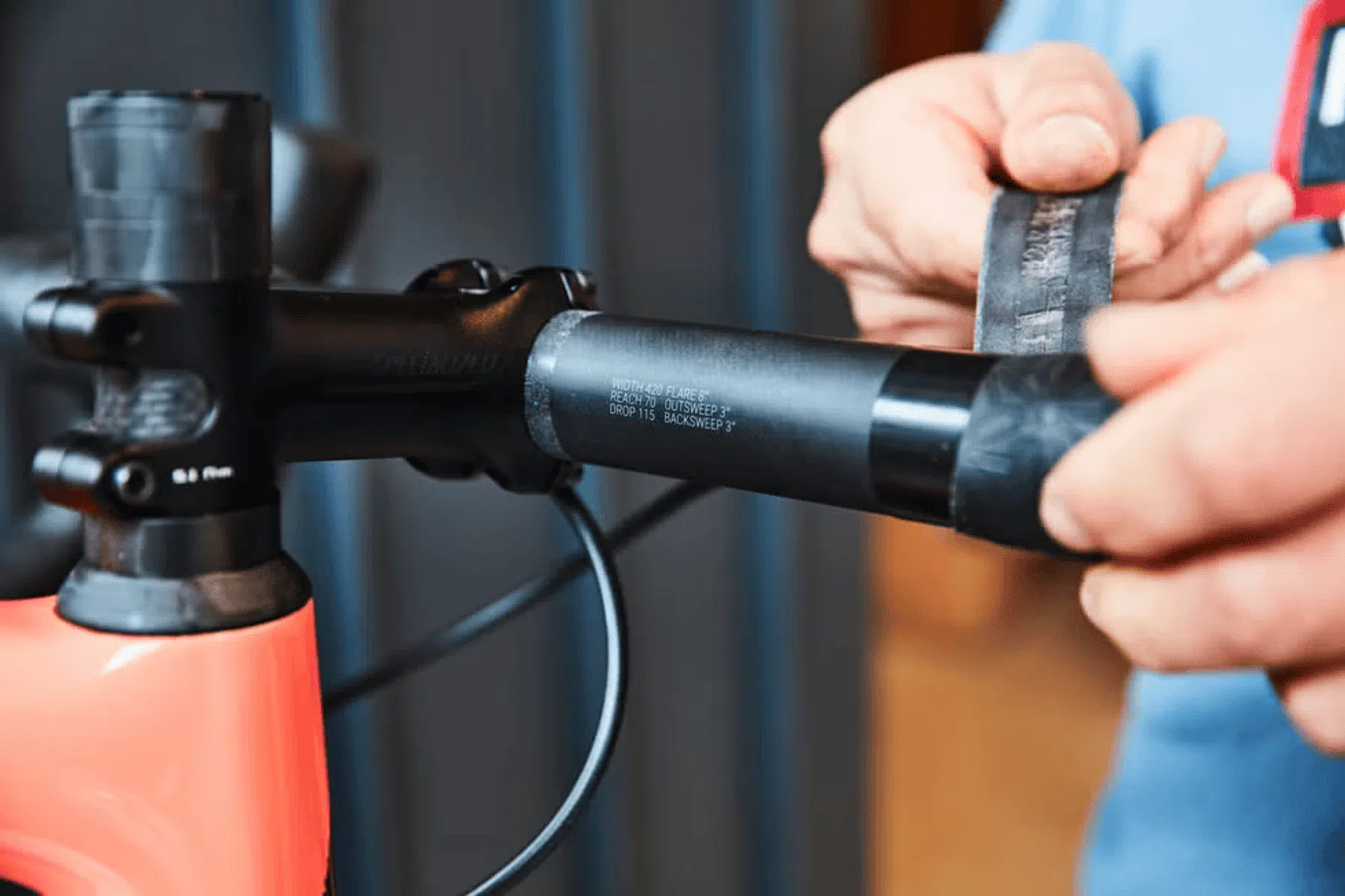 Het aanbrengen van vet op een carbon stuurklem of zadelpen vermindert de wrijving,