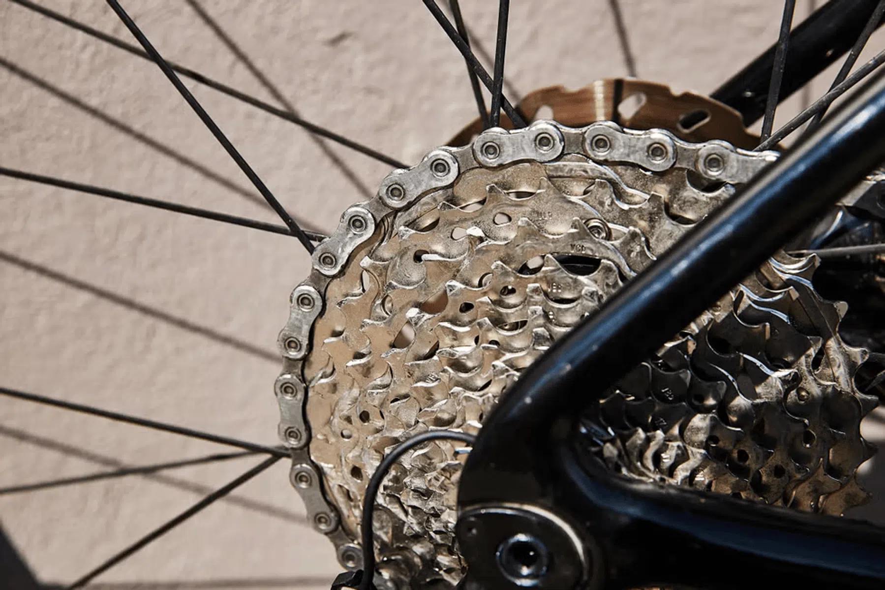 Vet moet niet worden aangebracht op tandwielen en kettingbladen. Deze onderdelen zijn ontworpen om samen te werken met de ketting en met het smeermiddel op de ketting.