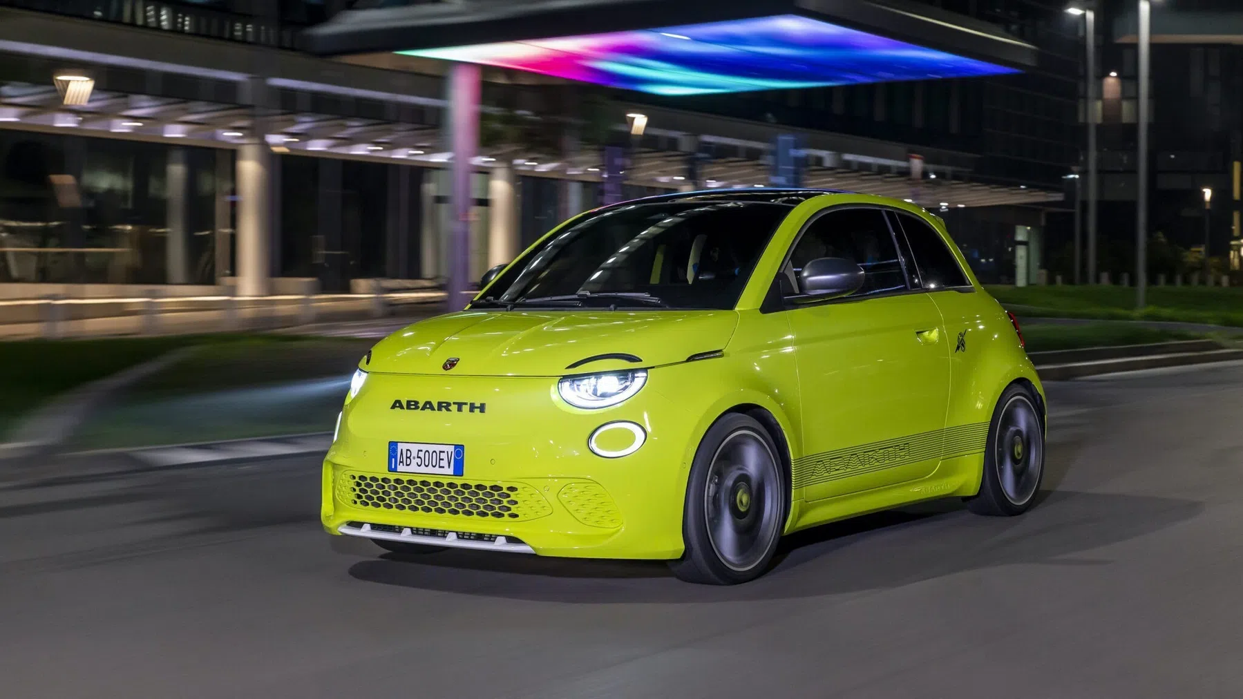 Abarth 500e rijdend schuin voor