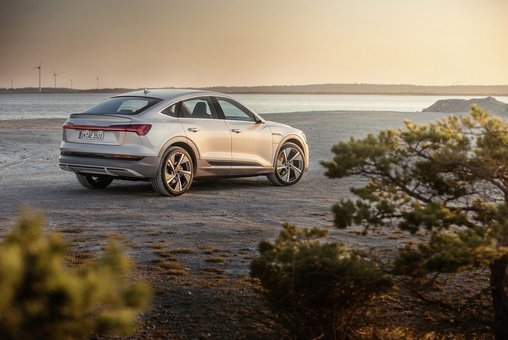 Audi e-tron sportback schuin achter