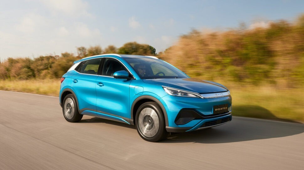 BYD Atto 3 rijdend schuin voor