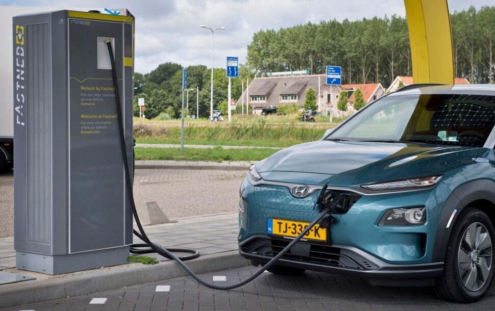 Hyundai Kona Electric opladen Nederlands kenteken bij Fastned oplader