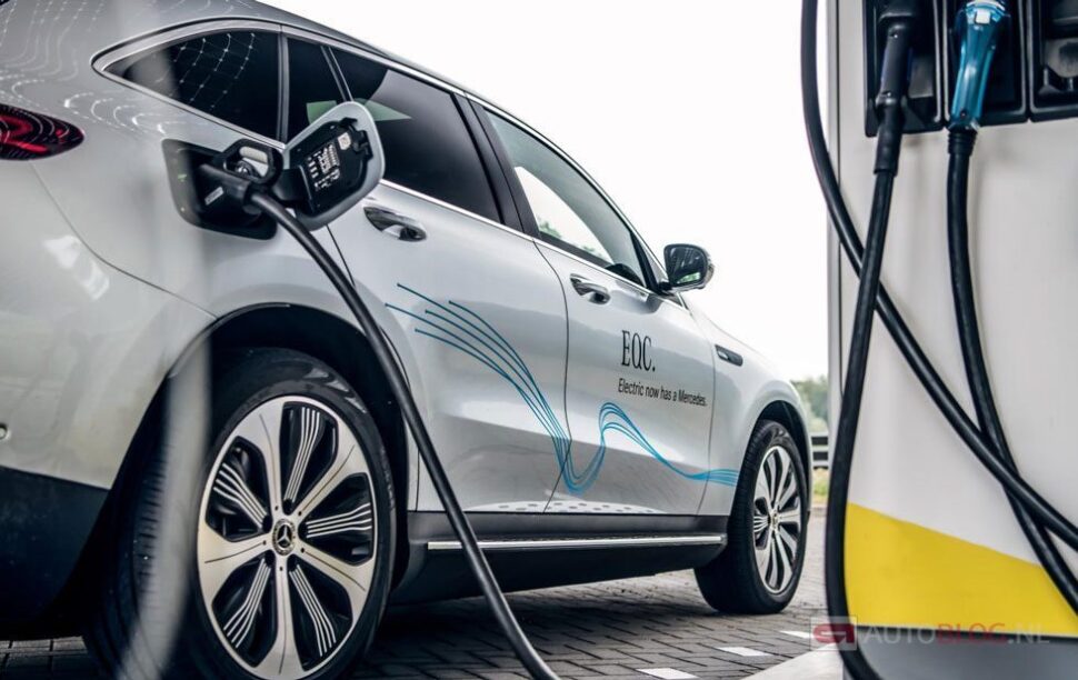 Mercedes EQC opladen Fastned met oud Autoblog-watermerk