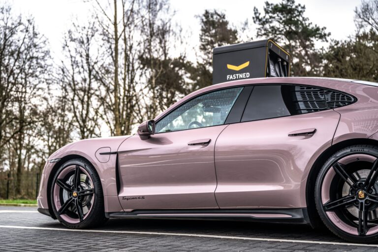 Porsche Taycan 4 S rozegoud zijkant opladen bij Fastned-oplader